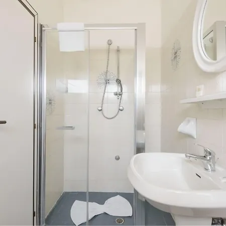 Arena Con Piscina Szálloda Cattolica